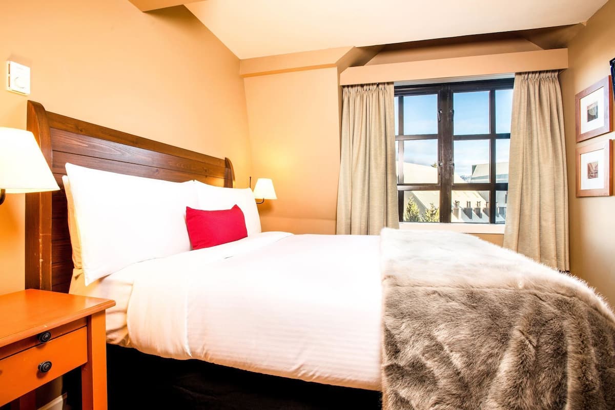 Literie de qualité, couette en duvet, lit avec matelas à plateau-coussin