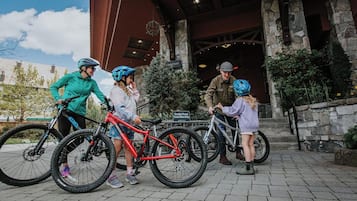 Une entrée en pierre avec une pancarte indiquant qu’elle est réservée aux vélos des clients.