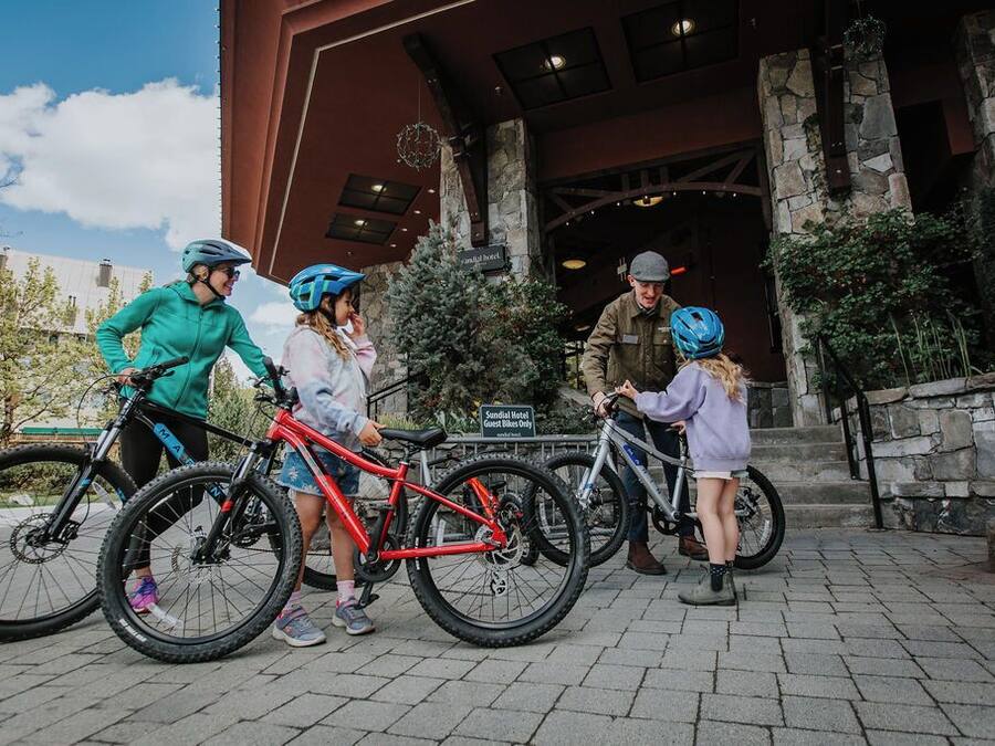 Une entrée en pierre avec une pancarte indiquant qu’elle est réservée aux vélos des clients.