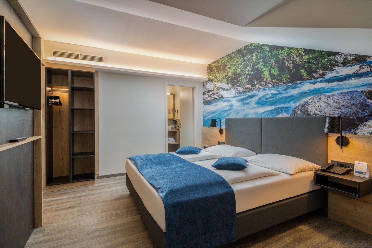 Minibar, coffres-forts dans les chambres, bureau