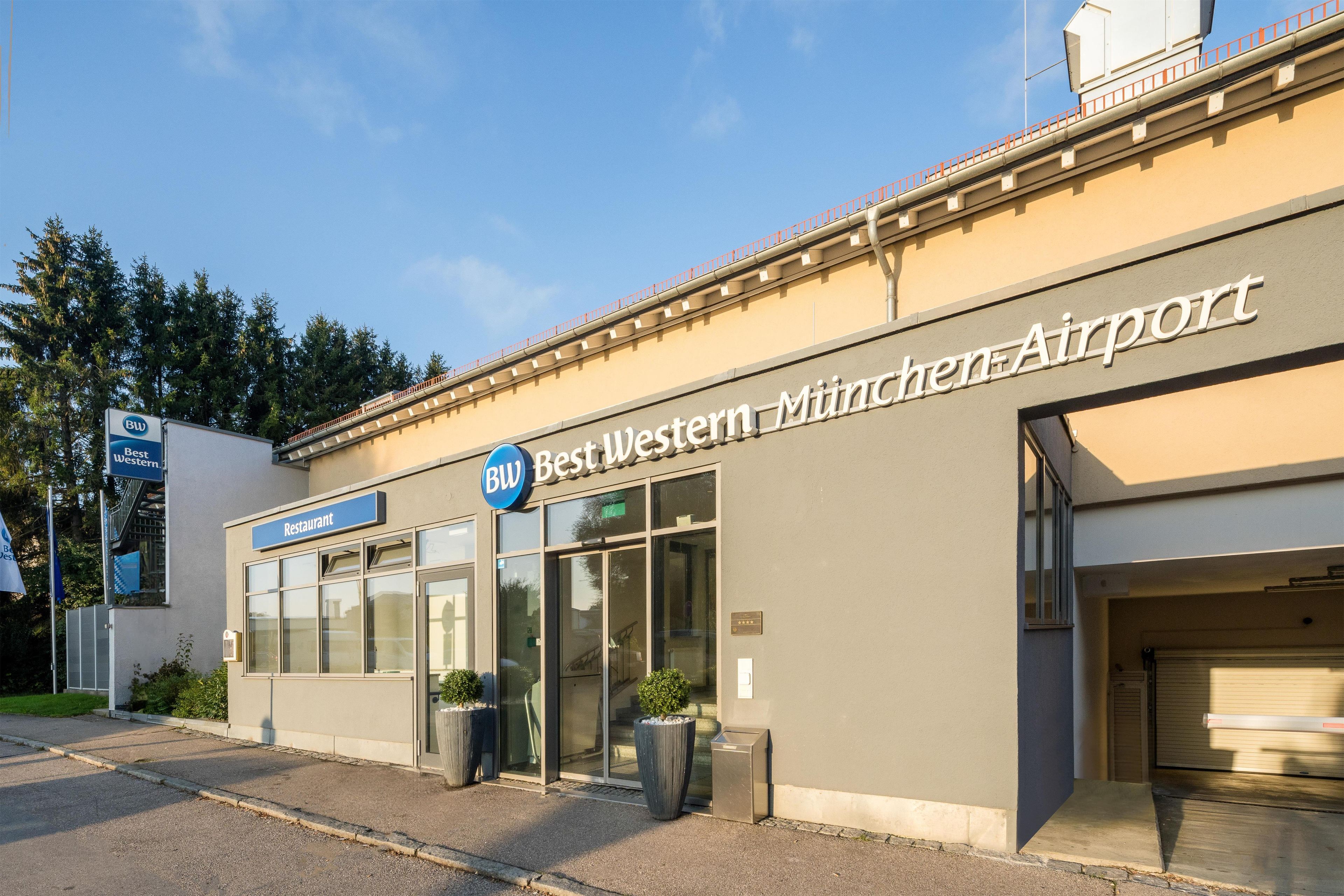 Ein Gebäude mit einem Schild, auf dem 'BW Best Western München Airport' steht.