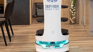 Un robot doté d’un écran numérique et arborant le logo « DigPanda Robotics », dans une cuisine moderne.
