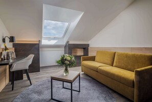 Suite junior | Minibar, caja fuerte, escritorio y espacio para trabajar con un portátil