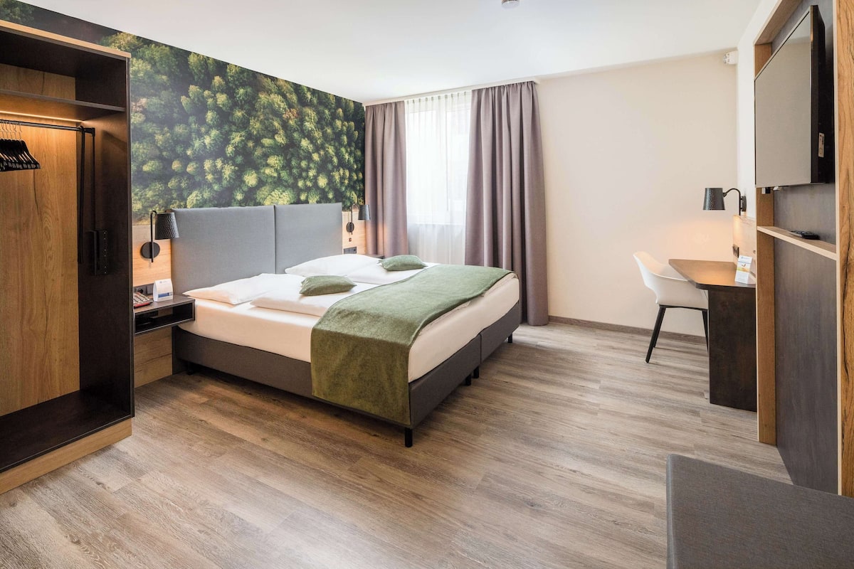 Barrierearmes Zimmer | Minibar, in-room safe, desk, laptop workspace