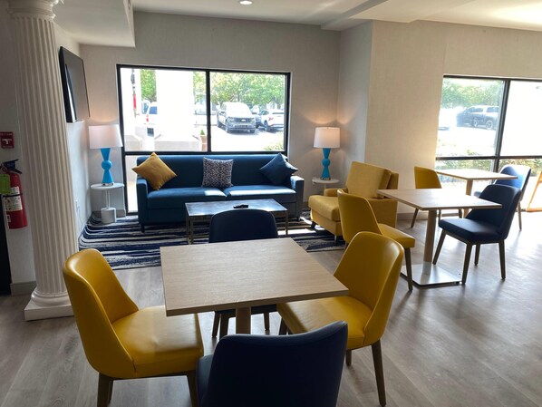 Free daily buffet breakfast - Comfort Inn & Suites Trussville I-59 exit 141 (Trussville)