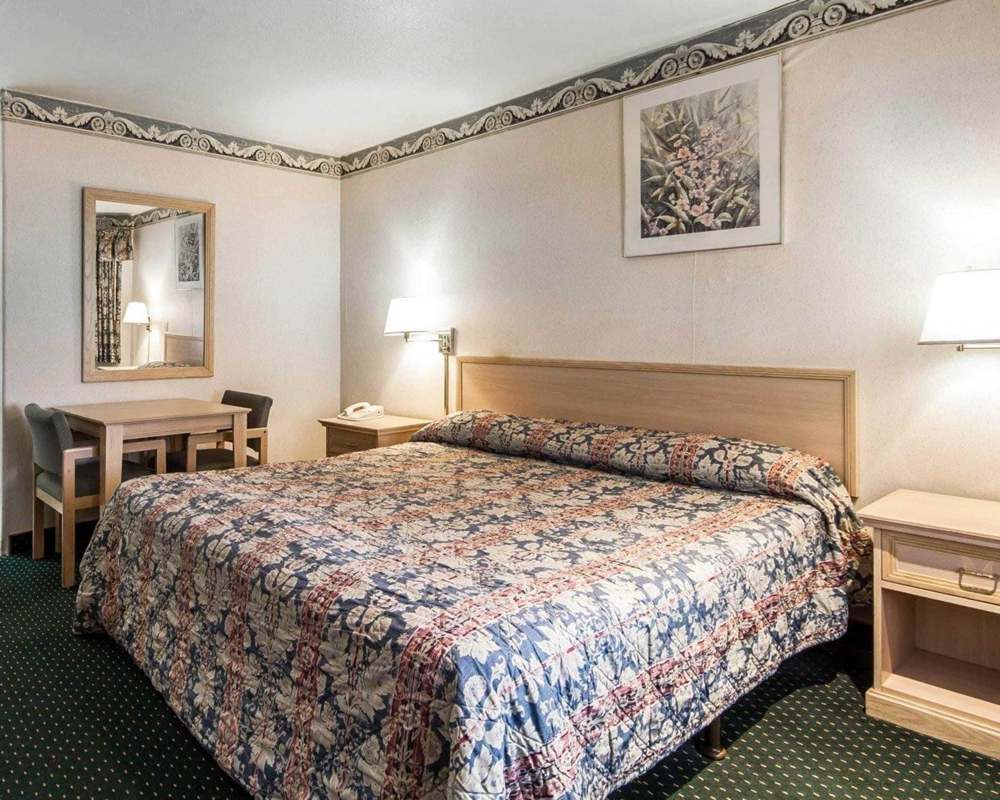 Room, 1 King Bed, Non Smoking | Soundproofing, iron/ironing board, free WiFi, bed sheets