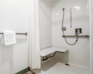 Habitación, 1 cama de matrimonio, accesible para personas con discapacidad, no fumadores | Baño | Ducha y bañera combinadas, secador de pelo, toallas y jabón