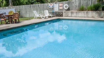 Piscine extérieure (ouverte en saison), parasols de plage