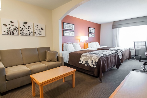 Brankas, meja kerja, tirai kedap cahaya, dan setrika/meja setrika