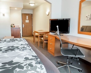 Suite, Non Smoking | In-room safe, desk, blackout drapes, iron/ironing board
