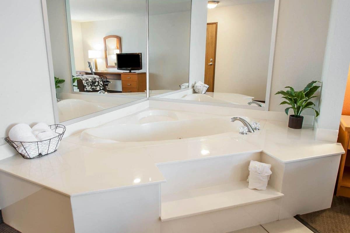 room, 1 king bed, non smoking | in-room safe, desk, blackout curtains, iron/ironing board