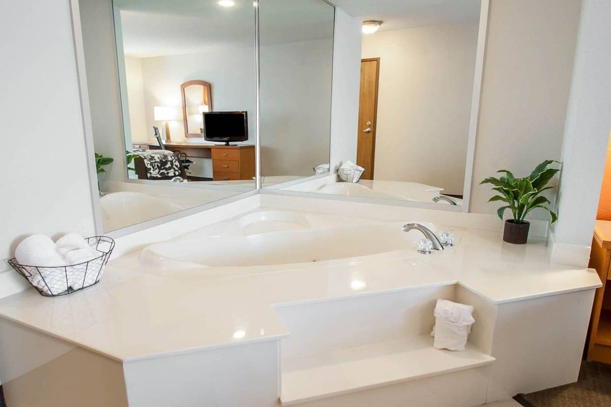 Room, 1 King Bed, Non Smoking | In-room safe, desk, blackout curtains, iron/ironing board