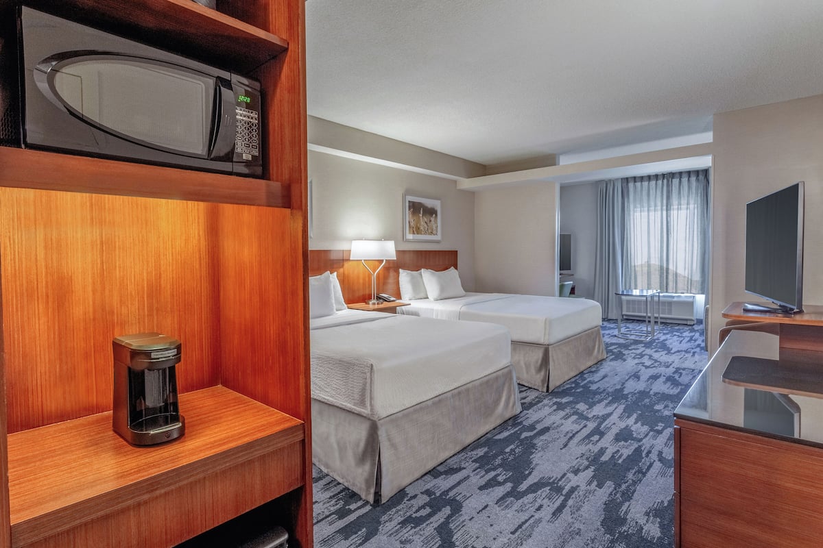 Suite, Multiple Beds (Living Room)