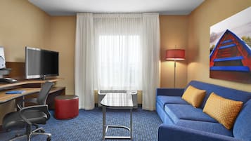 Safe på rommet, skrivebord, blendingsgardiner og strykejern/-brett