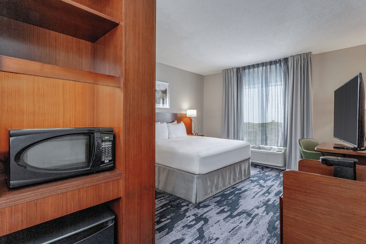 Room, 1 King Bed, Mobility Accessible (Roll-in Shower)