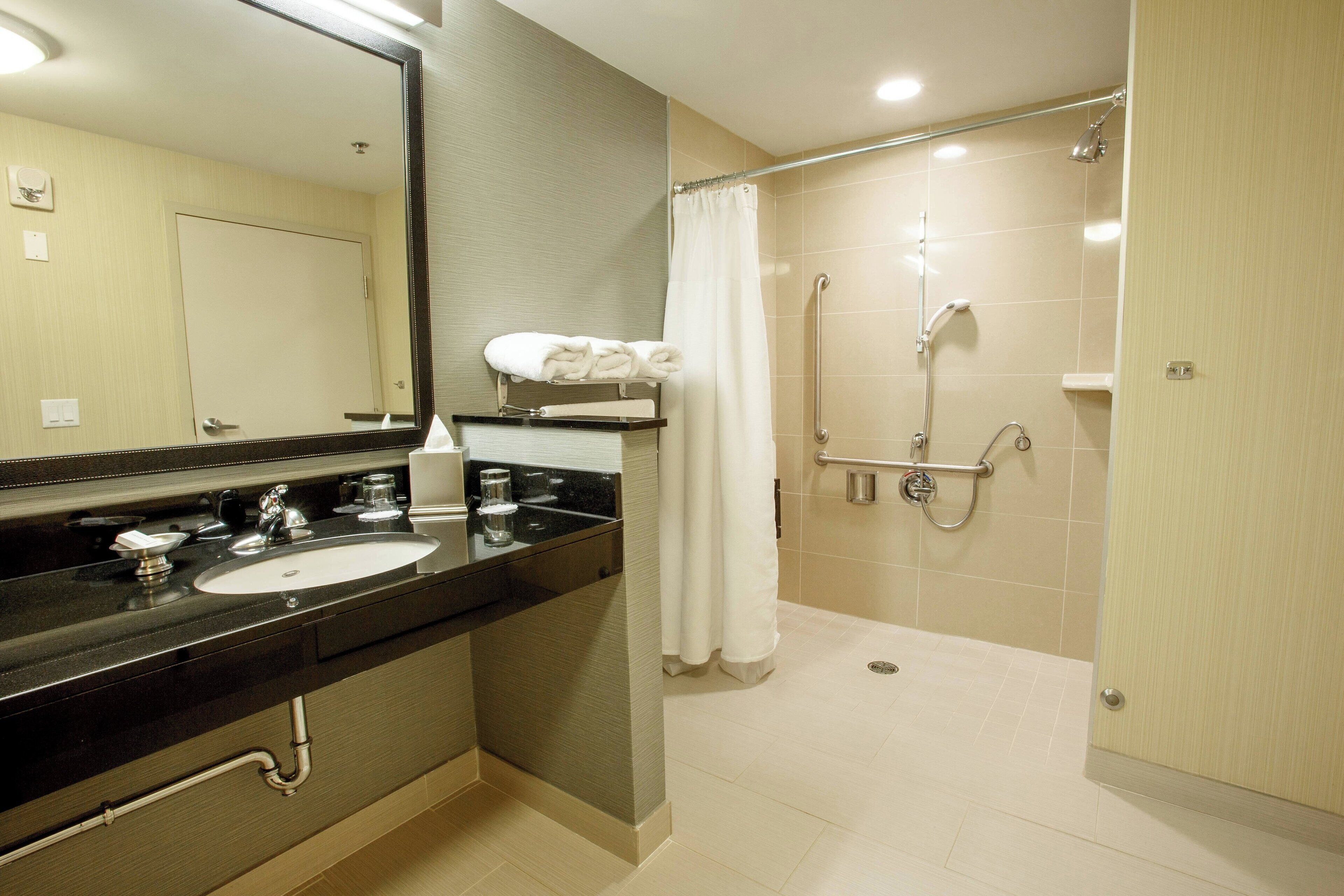 room, 1 king bed, non smoking | bathroom | designer toiletries, hair dryer, towels