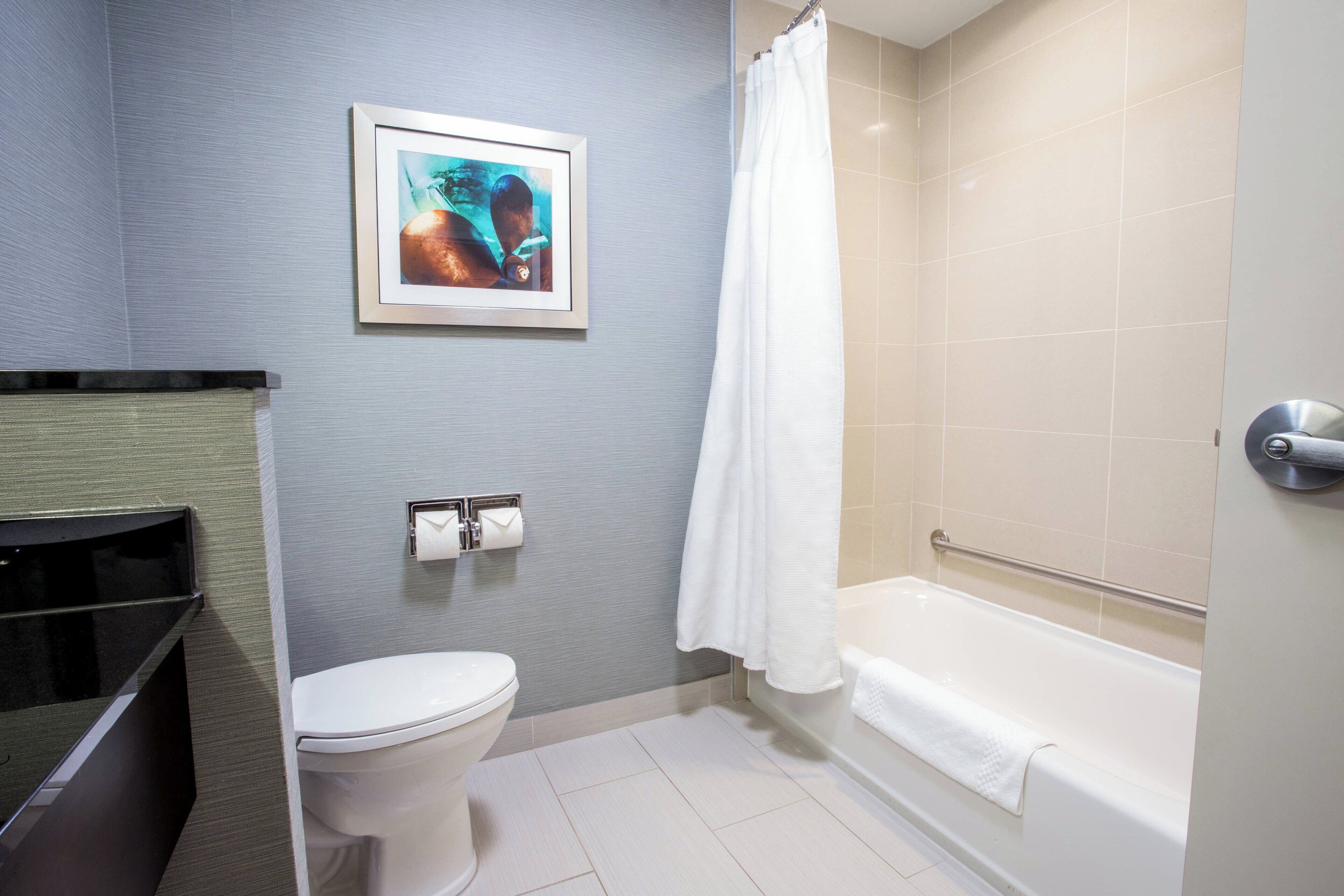 room, 2 queen beds, non smoking | bathroom | designer toiletries, hair dryer, towels