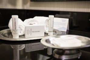 Articles de toilette de luxe, sèche-cheveux, serviettes fournies