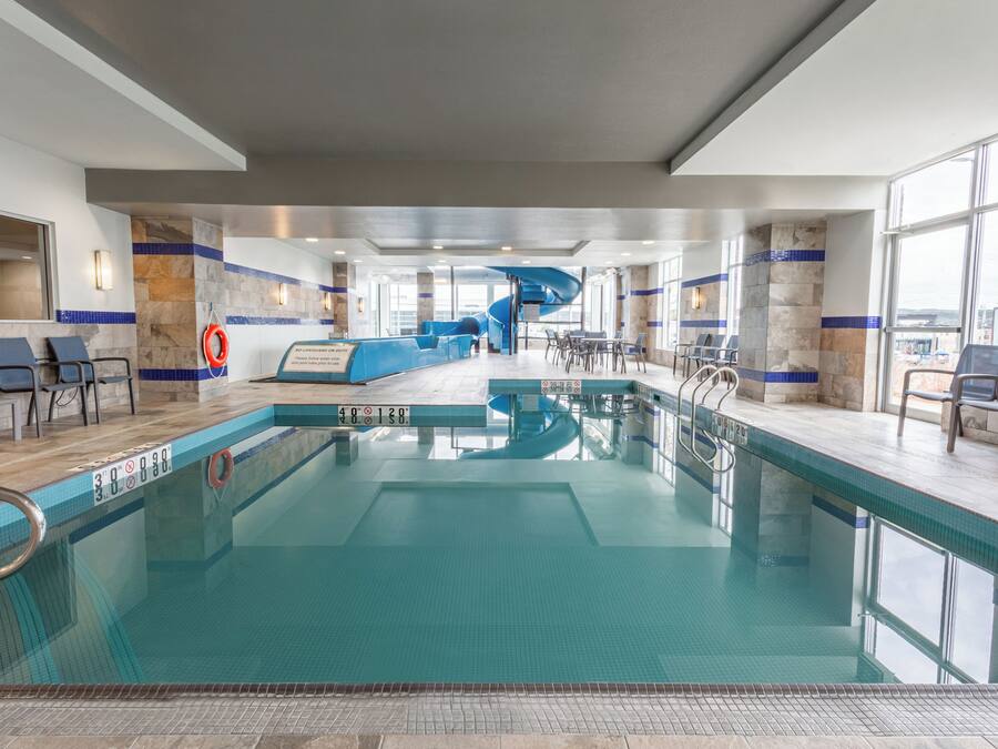 Una piscina cubierta