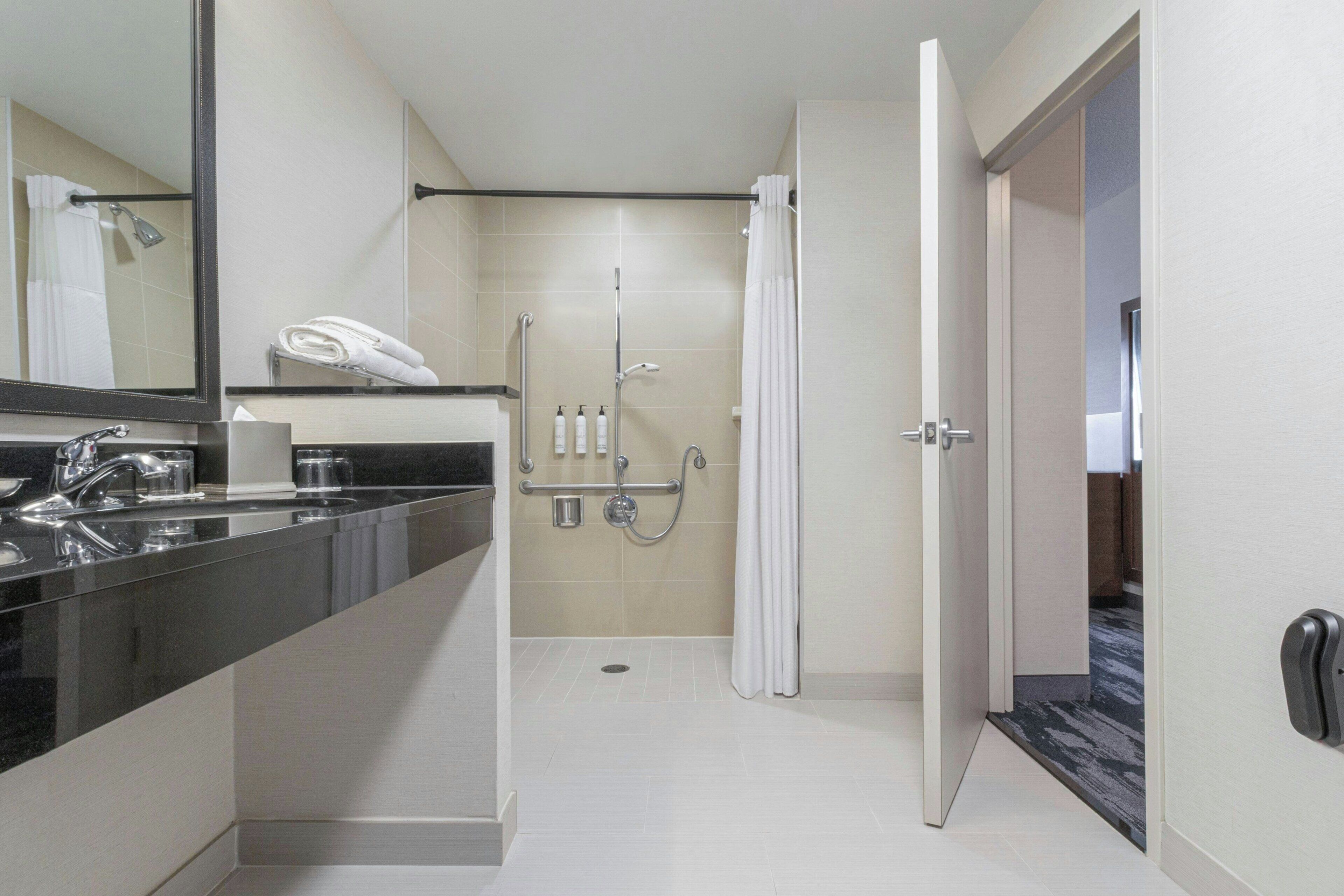 Habitación, 1 cama de matrimonio grande, accesible en silla de ruedas (Roll-in Shower) | Baño | Artículos de higiene personal de diseño, secador de pelo y toallas