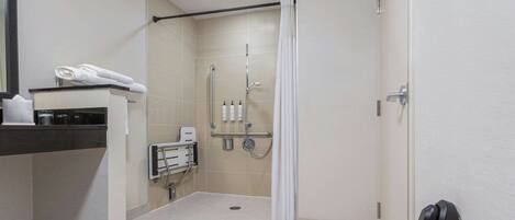 Une salle de bain moderne équipée d’une douche, de toilettes et d’un lavabo.