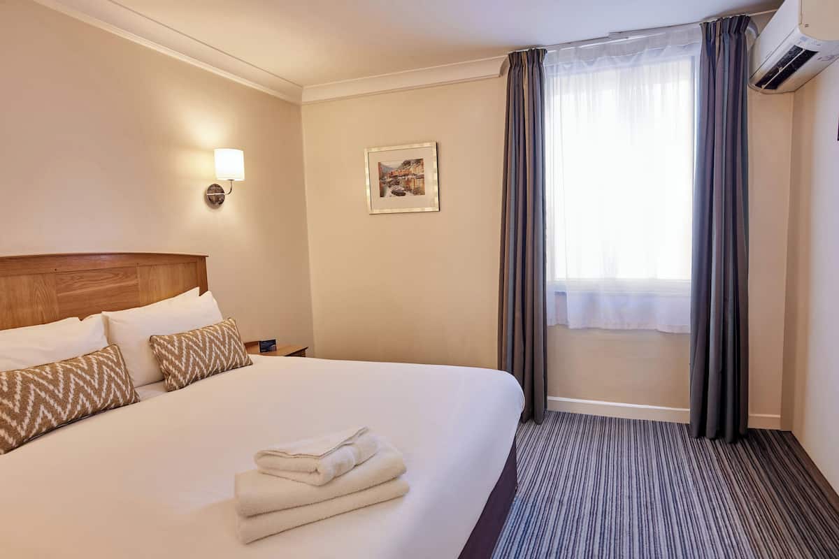 Standard Double Room | Hypo-allergenic bedding available, in-room safe, desk, laptop workspace