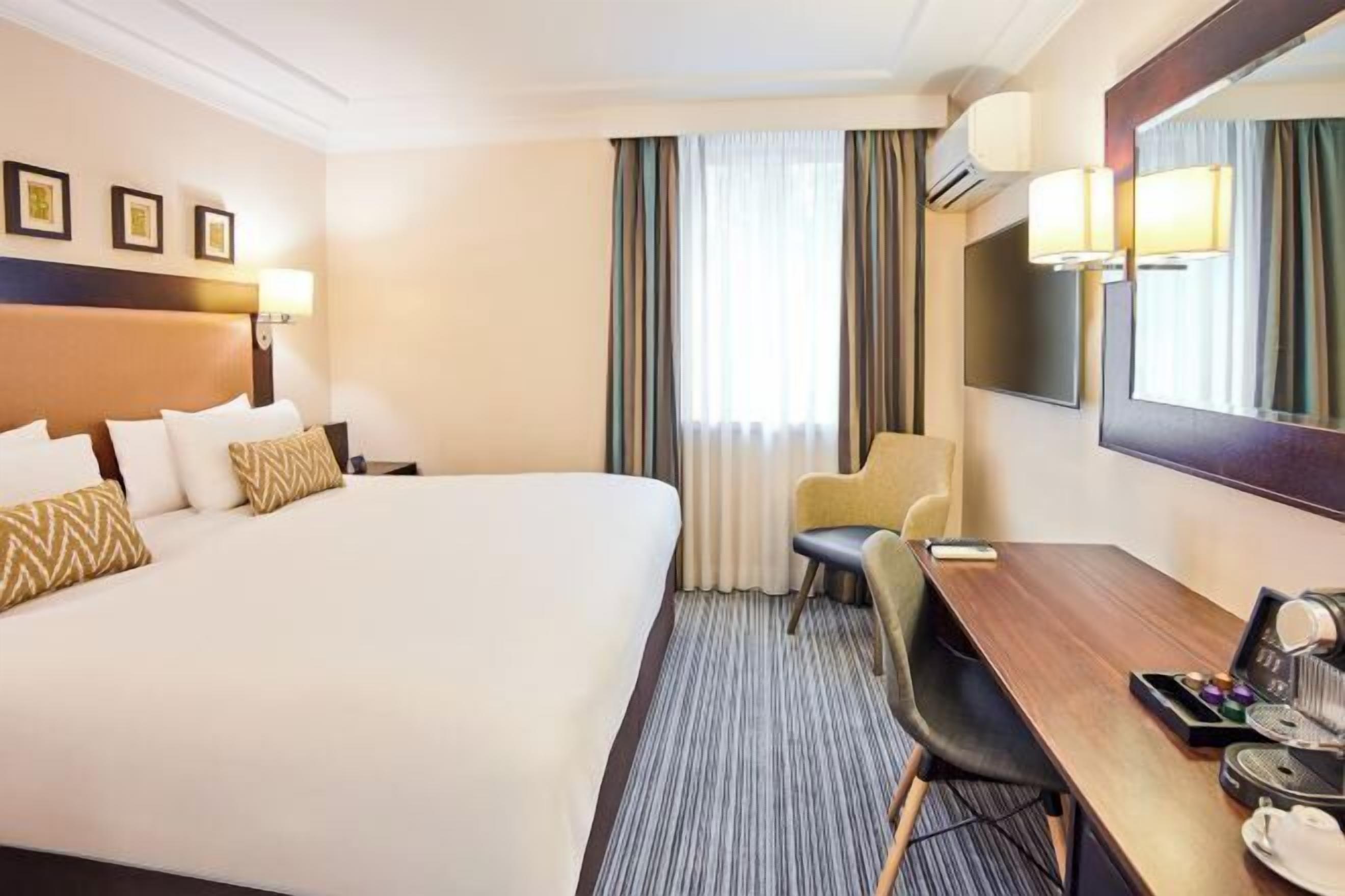 Ropa de cama hipoalergénica, caja fuerte, escritorio