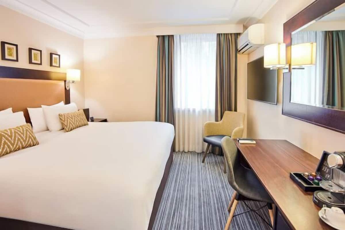 Peralatan tempat tidur hipoalergenik, peti besi dalam bilik, meja