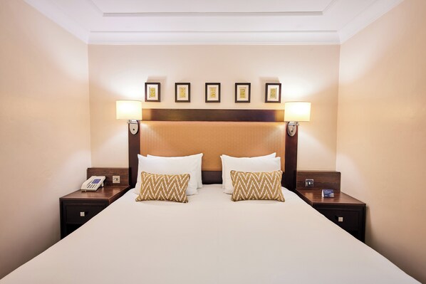 Habitación Deluxe doble, 1 cama de matrimonio grande | Ropa de cama hipoalergénica, caja fuerte, escritorio