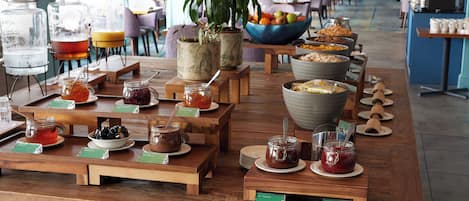 Daily buffet breakfast (GBP 16.50 per person)