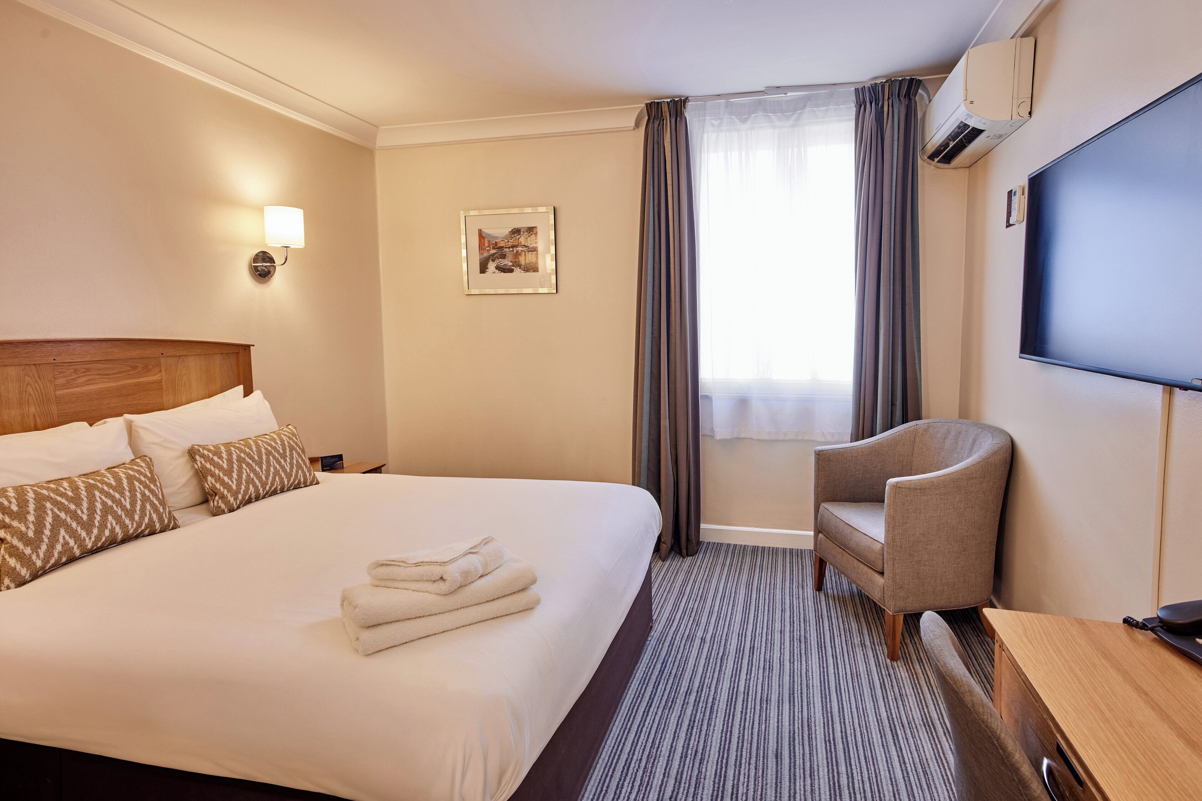 Habitación estándar doble | Ropa de cama hipoalergénica, caja fuerte, escritorio