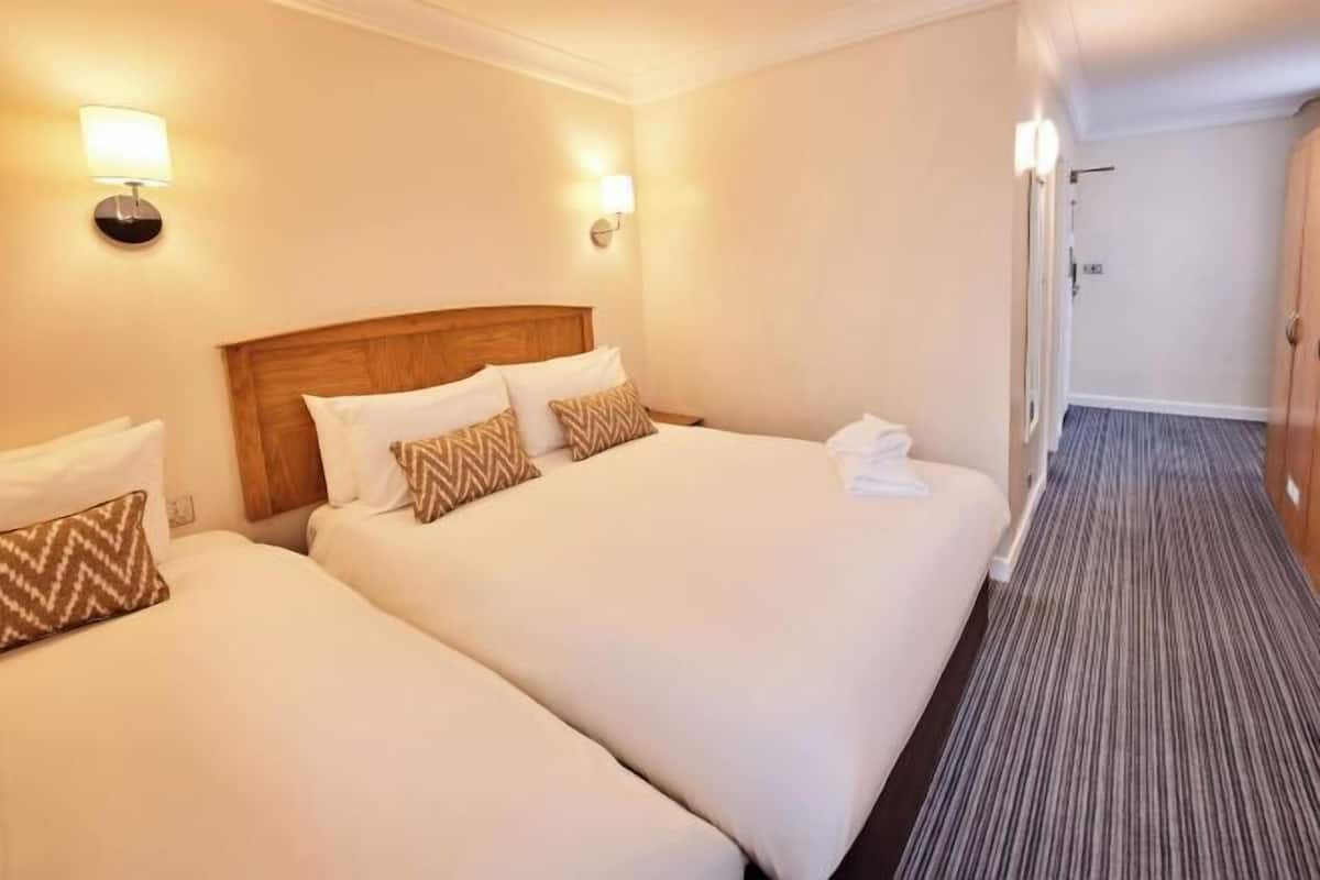 Peralatan tempat tidur hipoalergenik, peti besi dalam bilik, meja