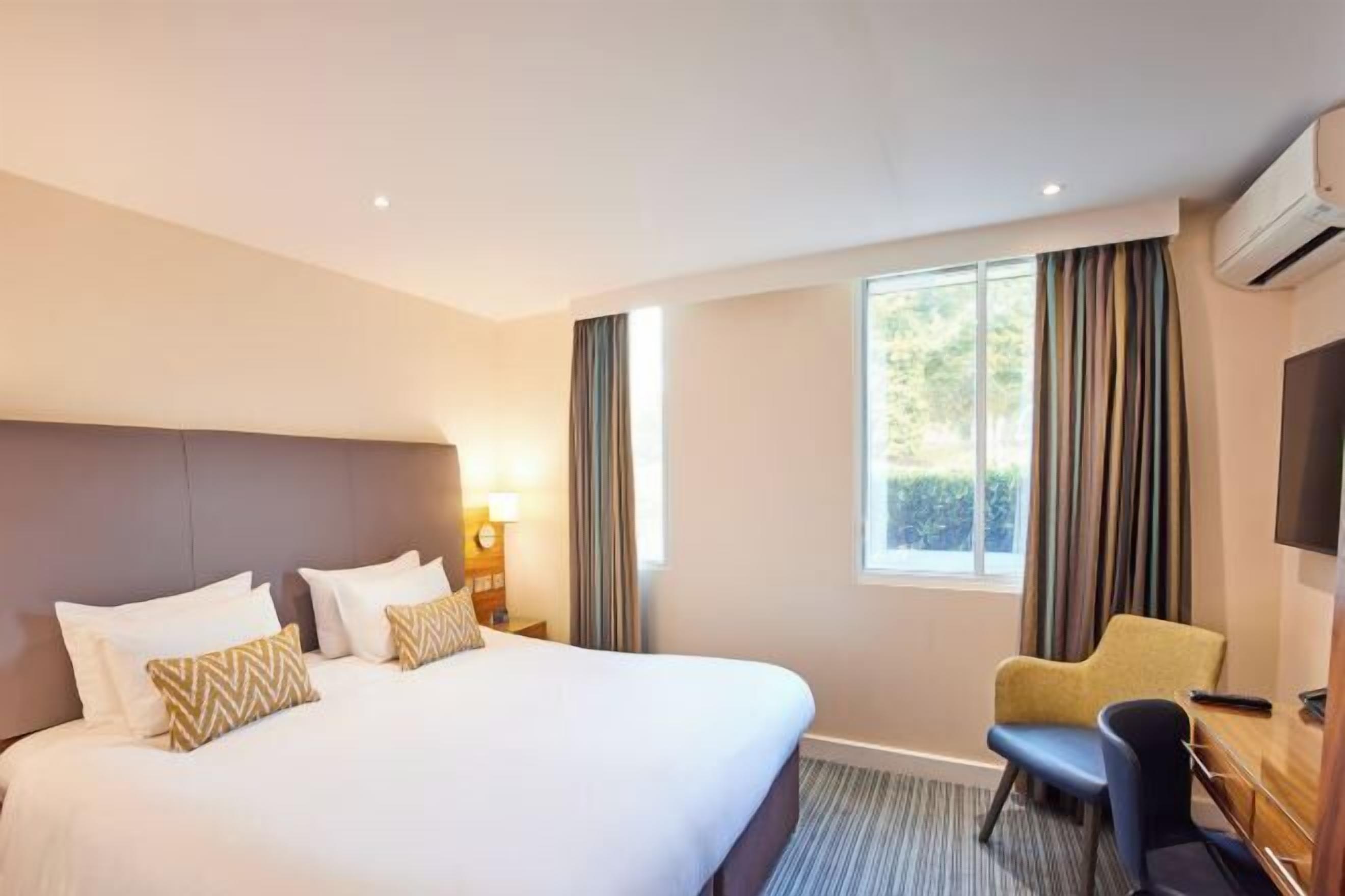 Ropa de cama hipoalergénica, caja fuerte, escritorio