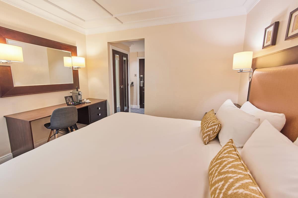 Deluxe Double Room, 1 King Bed | Hypo-allergenic bedding, in-room safe, desk, laptop workspace