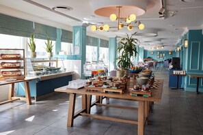 Se ofrece un desayuno bufé (16.50 GBP por persona)