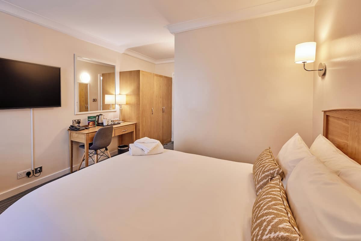 Standard Double Room | Peralatan tempat tidur hipoalergenik, peti besi dalam bilik, meja