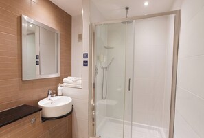 Quarto casal executivo, 1 cama King e sofá-cama | Banheiro | Chuveiro/banheira combinados, produtos de toalete grátis