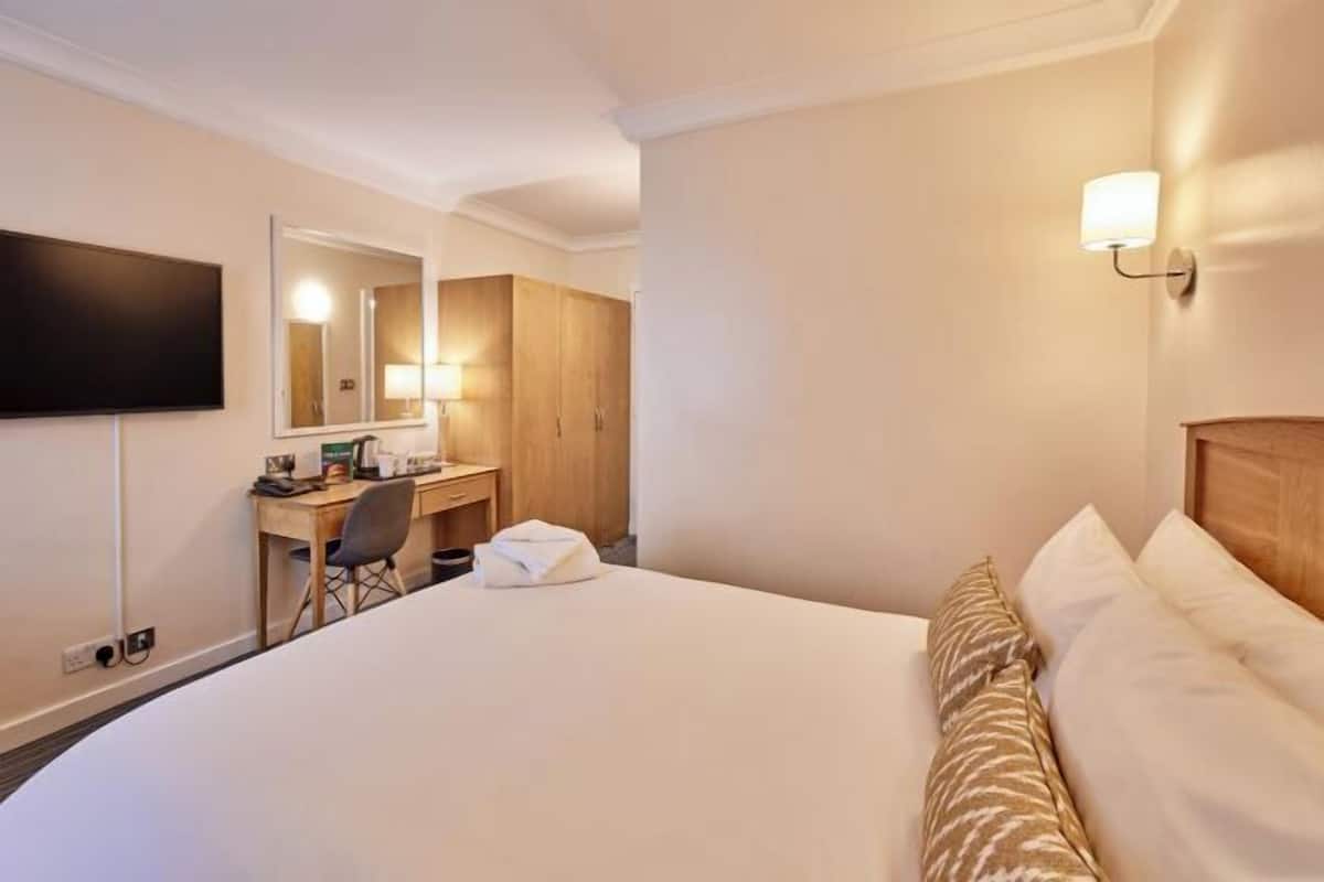 Hypo-allergenic bedding available, in-room safe, desk, laptop workspace