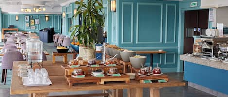 Daily buffet breakfast (GBP 16.50 per person)
