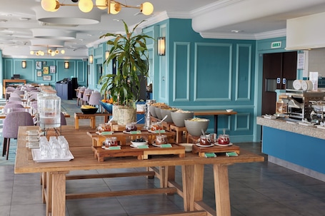 Desayuno buffet (GBP 16.50 por persona)