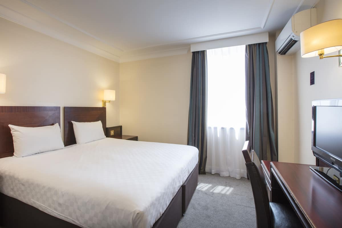 Hypo-allergenic bedding, in-room safe, desk, laptop workspace