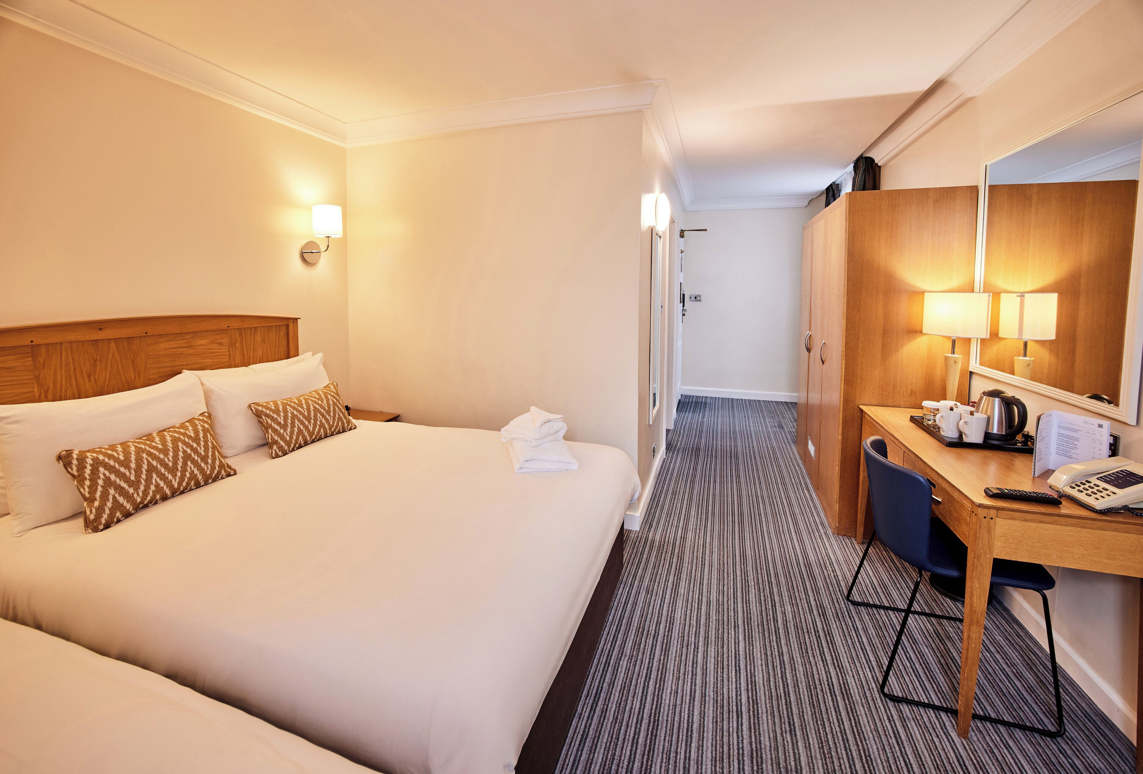 Habitación familiar | Ropa de cama hipoalergénica, caja fuerte, escritorio