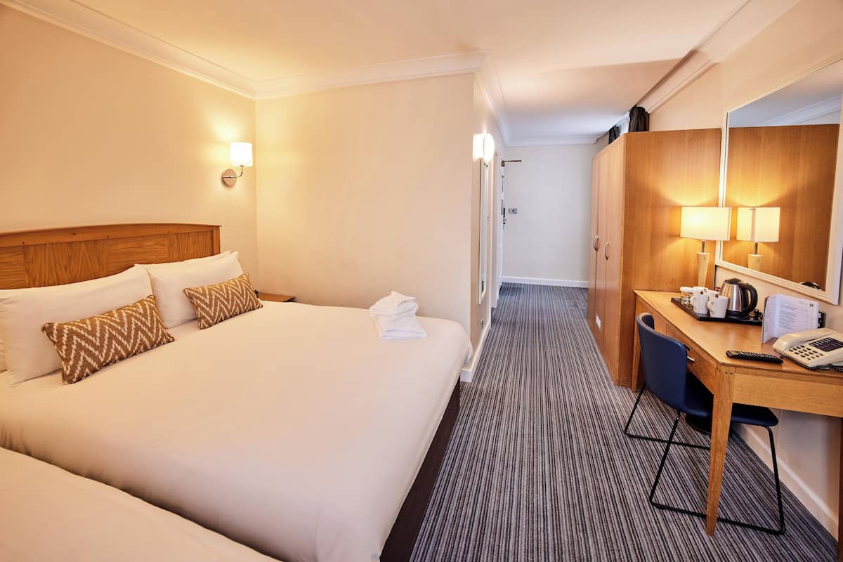 Family Room | Hypo-allergenic bedding, in-room safe, desk, laptop workspace