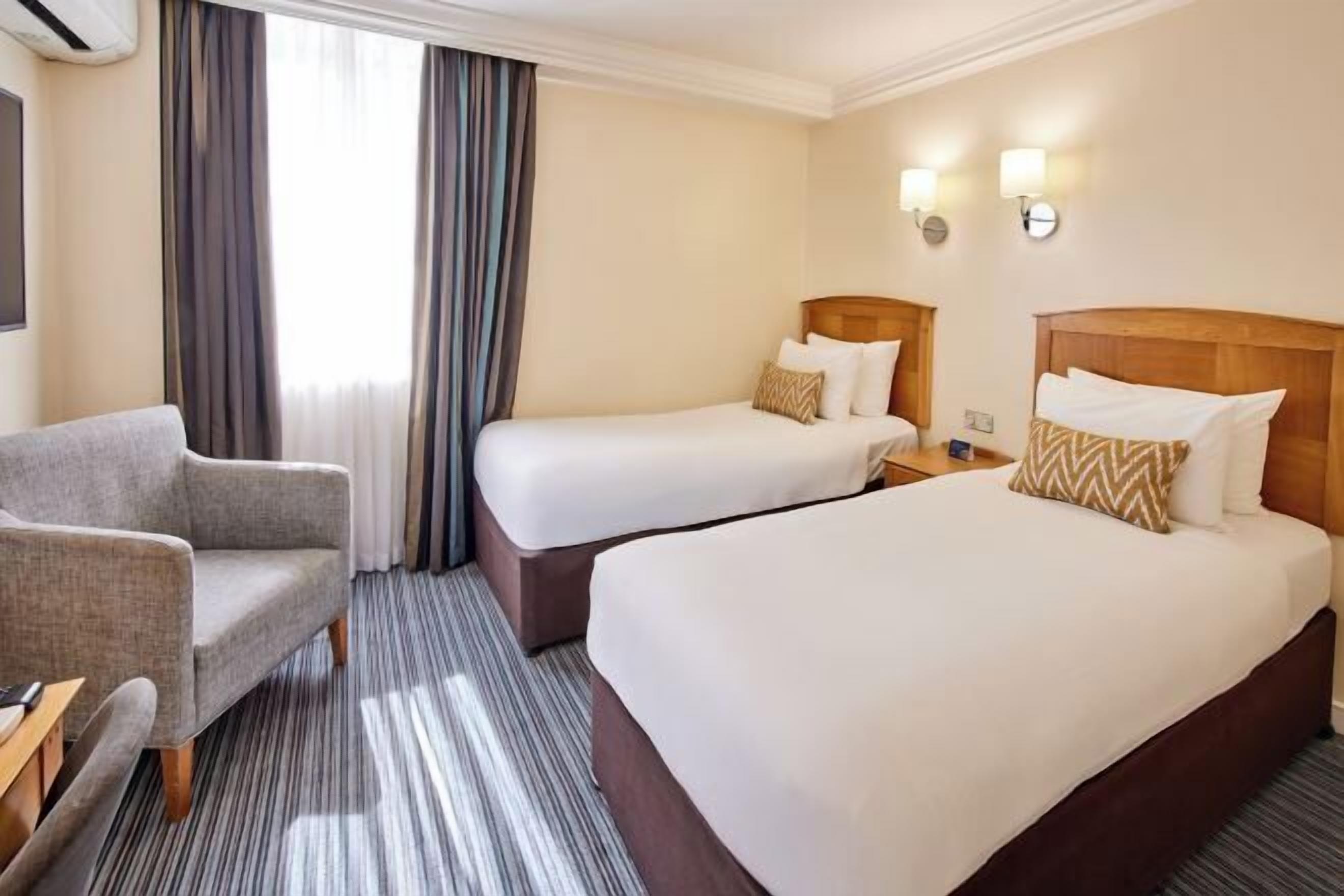 Ropa de cama hipoalergénica, caja fuerte, escritorio