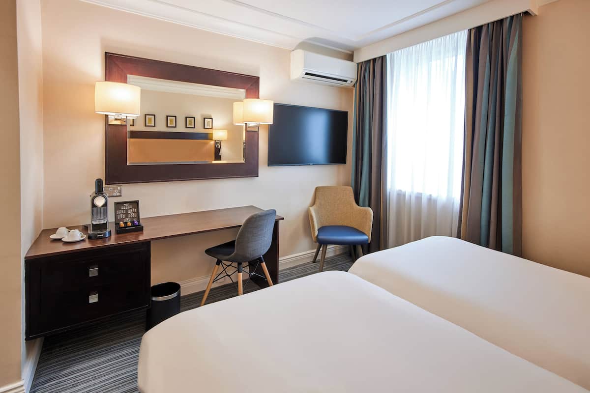 Deluxe Twin Room | Hypo-allergenic bedding, in-room safe, desk, laptop workspace