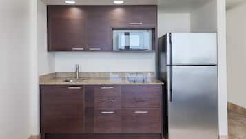 Fridge, coffee/tea maker