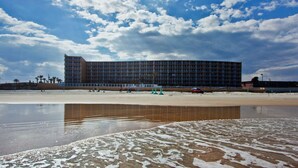 A large, modern hotel with a flat roof and a long, rectangular shape. - Holiday Inn Resort Daytona Beach Oceanfront by IHG (Daytona Beach)