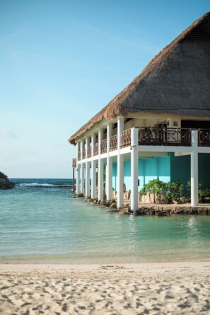 11 restaurants, dinner served, seafood