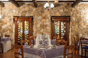 11 restaurants, dinner served, seafood