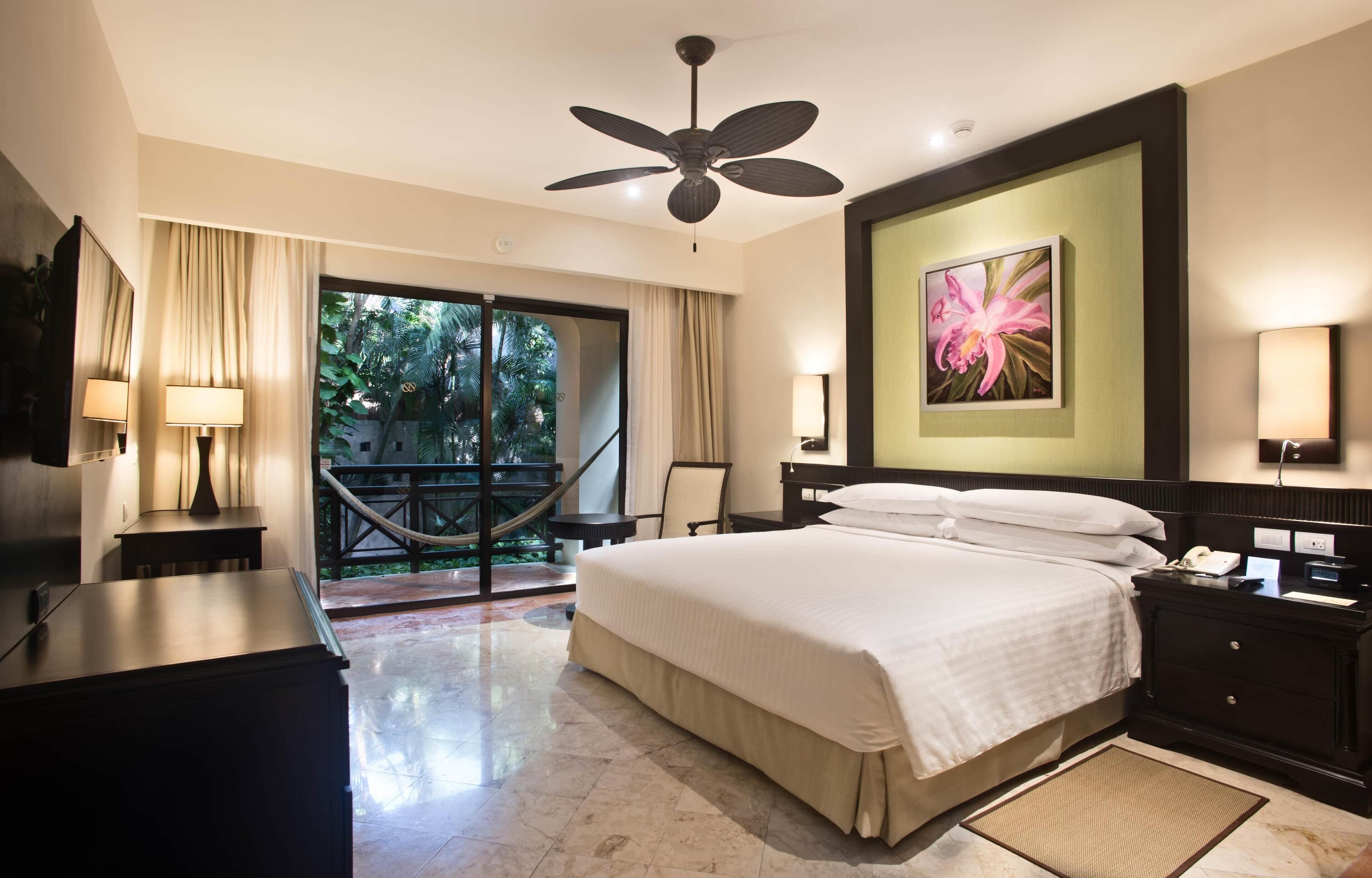 Luxury Room (Royal Level) | 1 bedroom, premium bedding, down comforters, free minibar